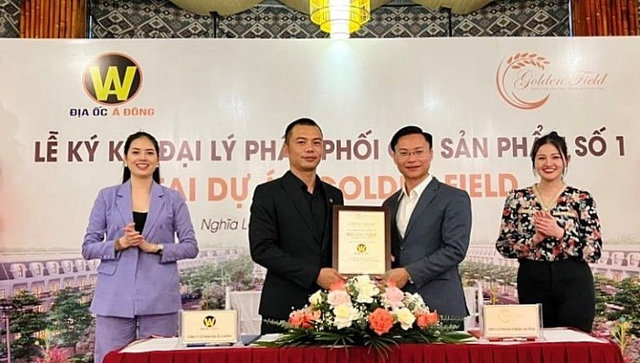 Đại diện C&ocirc;ng ty CP Địa Ốc &Aacute; Đ&ocirc;ng trong Lễ k&yacute; kết đại l&yacute; ph&acirc;n phối ch&iacute;nh thức dự &aacute;n Golden Field Nghĩa Lộ. &nbsp;