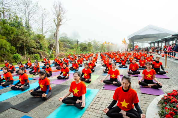 500 Yogi trên khắp cả nước đồng diễn chào mặt trời tại Fansipan - Ảnh 3