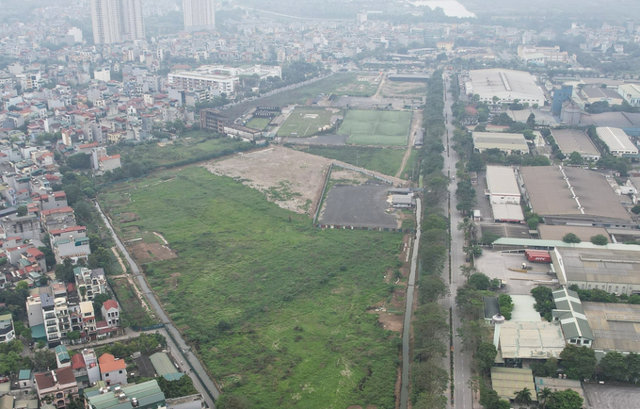 Long Biên: Dự án khu đô thị rộng 37ha bị biến tướng thành bãi xe, sân bóng - Ảnh 1