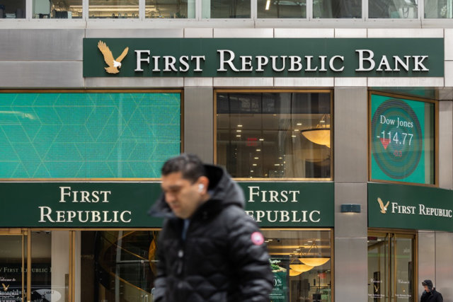 Tình hình ngân hàng First Republic trước nguy cơ bị Chính phủ Mỹ thâu tóm - Ảnh 1