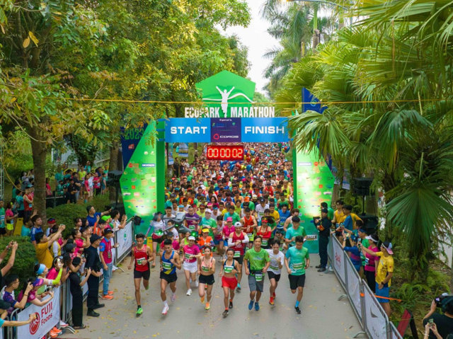 Thiên nhiên xanh hút mắt ở giải chạy Ecopark Marathon 2023 - Ảnh 1