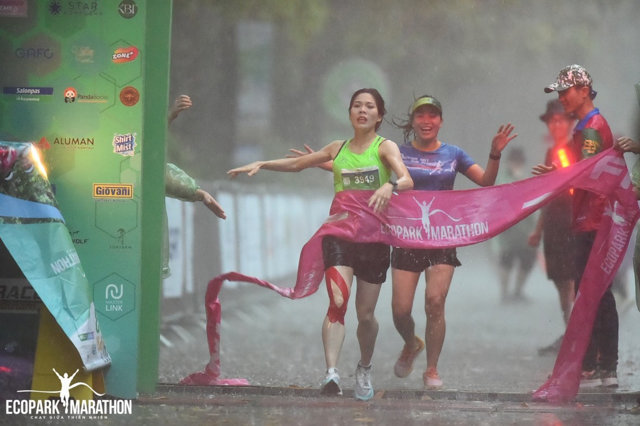 Nguyễn Văn Lai, Phạm Thị Huệ vô địch Ecopark Marathon 2023 - Ảnh 1