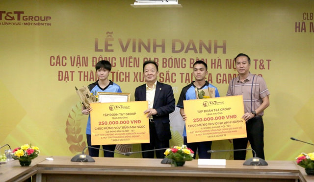 Doanh nh&acirc;n Đỗ Quang Hiển trao thưởng cho c&aacute;c vận động vi&ecirc;n CLB b&oacute;ng b&agrave;n H&agrave; Nội T&amp;T đạt th&agrave;nh t&iacute;ch xuất sắc tại SEA Games 32. &nbsp;