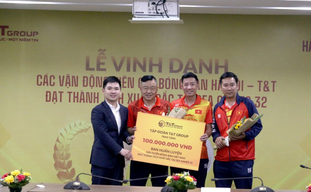 &Ocirc;ng Đỗ Vinh Quang &ndash; Ph&oacute; Chủ tịch HĐQT Tập đo&agrave;n T&amp;T Group trao thưởng cho ban huấn luyện đội tuyển b&oacute;ng b&agrave;n Việt Nam. &nbsp;