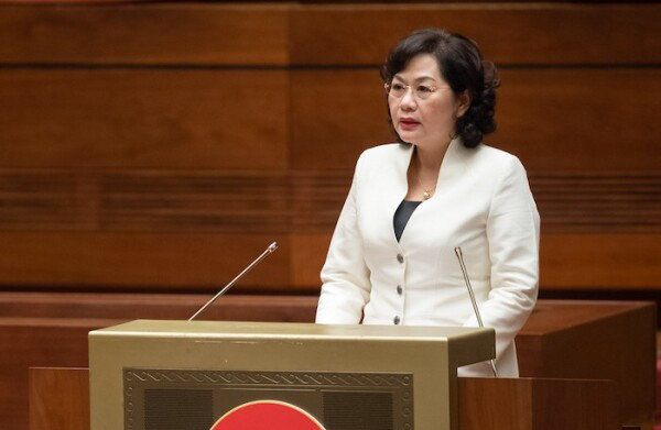 Thống đốc Ngân hàng nhà nước Việt Nam Nguyễn Thị Hồng trình bày Tờ trình.
