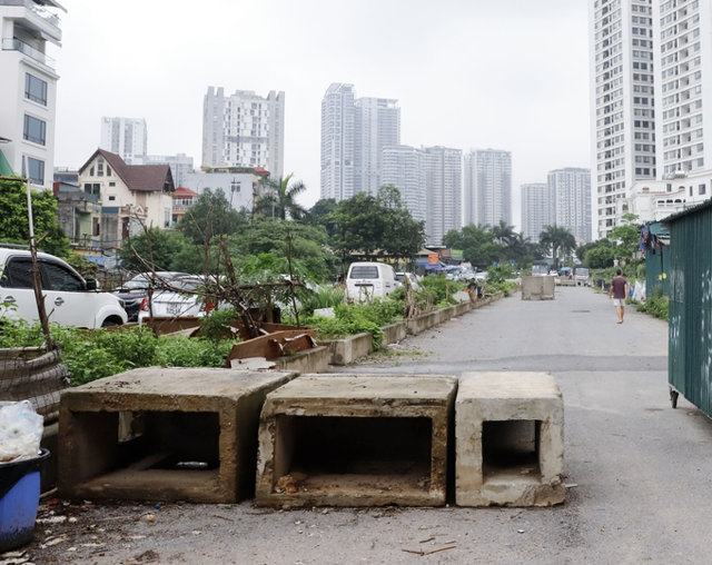 Vật liệu x&acirc;y dựng nằm ngổn ngang, chắn ngang một b&ecirc;n đường ph&iacute;a gần đường Xu&acirc;n Đỉnh.