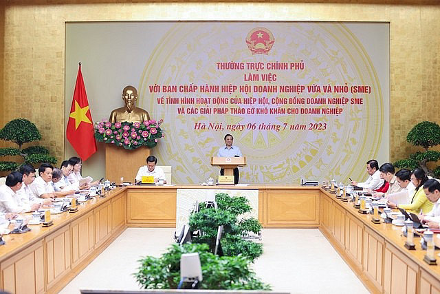 Thủ tướng: Hạ tiếp lãi suất, nới điều kiện vay cho doanh nghiệp vừa và nhỏ - Ảnh 2