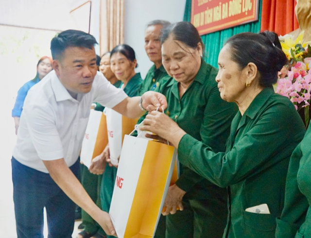 Đo&agrave;n thăm hỏi, tặng qu&agrave; c&aacute;c cựu TNXP đặc biệt kh&oacute; khăn tại H&agrave; Tĩnh. &nbsp;