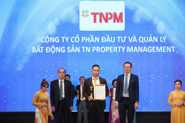 Đại diện C&ocirc;ng ty TNPM nhận giải thưởng từ ban tổ chức. &nbsp;