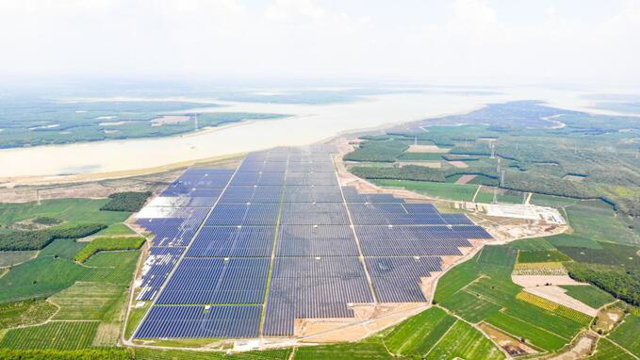 Cụm nhà máy điện mặt trời 9.100 tỷ lớn nhất Đông Nam Á của Việt Nam, bén rễ trên đất bán ngập của hồ thủy điện lớn nhất cả nước - Ảnh 2