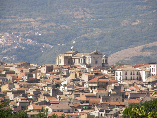 Thị trấn xinh đẹp ở nước Ý với giá nhà rẻ khó tin, chỉ chưa đến 30.000 đồng một căn nhà rộng 70m2 - Ảnh 1