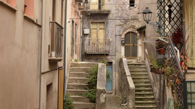Thị trấn xinh đẹp ở nước Ý với giá nhà rẻ khó tin, chỉ chưa đến 30.000 đồng một căn nhà rộng 70m2 - Ảnh 4