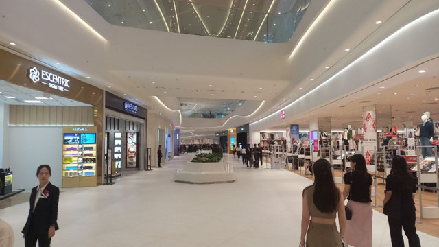 Cận cảnh bên trong Lotte Mall Tây Hồ “khủng” nhất Việt Nam vừa khai trương - Ảnh 4