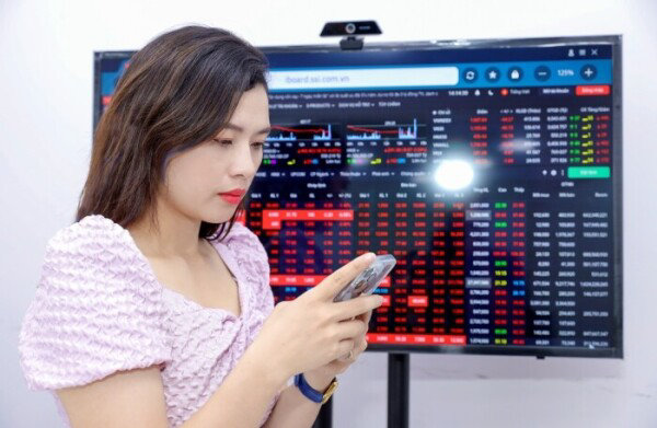 'Đổ đèo' cuối phiên, VN-Index mất tiếp hơn 15 điểm, thủng mốc 1.140 điểm