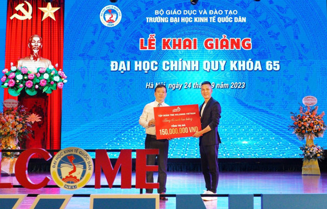 Đại diện TNG Holdings Vietnam trao 15 suất học bổng cho đại diện nh&agrave; trường tại Lễ Khai giảng.&nbsp;