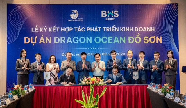 Đại diện C&ocirc;ng ty Cổ phần Đầu tư v&agrave; Du lịch Vạn Hương c&ugrave;ng đại diện BHS Group k&yacute; kết hợp t&aacute;c. &nbsp;