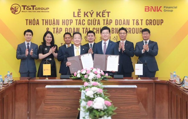 &Ocirc;ng Đỗ Quang Hiển, Chủ tịch UBCL Tập đo&agrave;n T&amp;T Group (b&ecirc;n tr&aacute;i) v&agrave; &ocirc;ng Bin Dae-in, Chủ tịch HĐQT ki&ecirc;m TGĐ Tập đo&agrave;n T&agrave;i ch&iacute;nh BNK (b&ecirc;n phải) k&yacute; kết thỏa thuận hợp t&aacute;c. &nbsp;