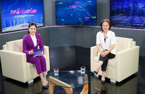 Bà Dương Kim Anh (bên phải) tại chương trình.