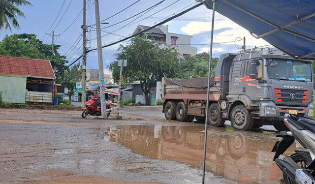 Người dân Thủ Đức kêu cứu vì chung cư thi công không phép, xe tải cày nát đường đầy ổ gà ổ voi - Ảnh 2