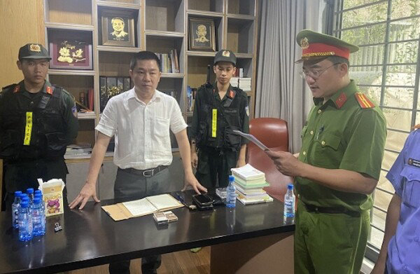 Cơ quan Cảnh sát điều tra Công an tỉnh Đồng Nai tống đạt Quyết định khởi tố bị can và thi hành Lệnh bắt bị can để tạm giam đối với bị can Nguyễn Khánh Hưng.