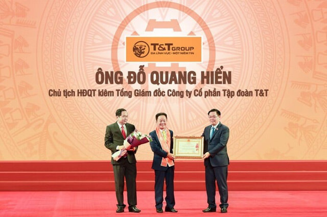 &Ocirc;ng Đỗ Quang Hiển, Nh&agrave; s&aacute;ng lập, Chủ tịch Ủy ban Chiến lược Tập đo&agrave;n T&amp;T Group vinh dự l&agrave; một trong số &iacute;t doanh nh&acirc;n trong lĩnh vực kinh tế tư nh&acirc;n được trao tặng Hu&acirc;n chương Lao động hạng Nhất, Nh&igrave;, Ba. &nbsp;