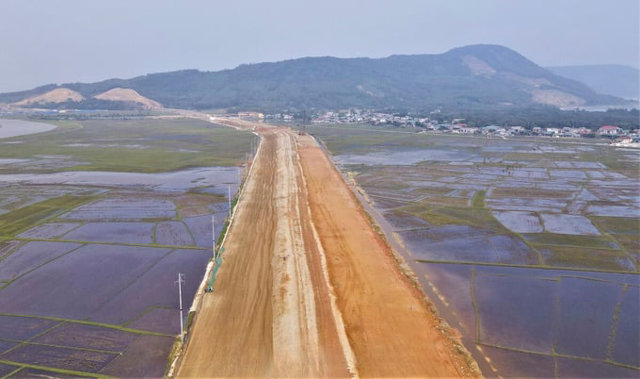 Cận cảnh đại công trường các tuyến đường nghìn tỷ hối hả thi công ở Khu kinh tế nam Hà Tĩnh - Ảnh 1