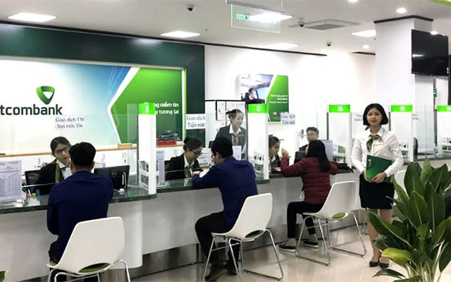 Tại Vietcombank, l&atilde;i suất kỳ hạn 12 th&aacute;ng l&agrave; 4,3%/năm cho kh&aacute;ch h&agrave;ng tổ chức v&agrave; 4,8%/năm cho kh&aacute;ch h&agrave;ng c&aacute; nh&acirc;n. &nbsp;