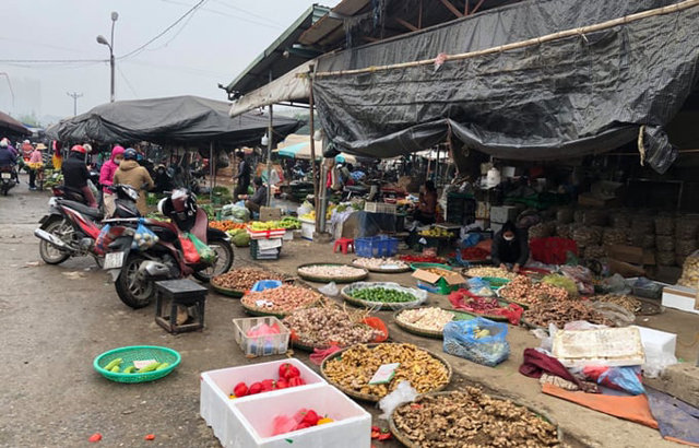 Chợ đầu mối Bắc Hà Nội xây 20 năm chưa xong, ô nhiễm ùn ứ bốc mùi hôi thối - Ảnh 1