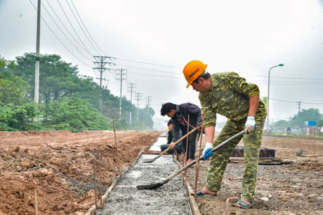 C&ocirc;ng nh&acirc;n tiến h&agrave;nh đổ xi măng dầm cầu, mặt cống.