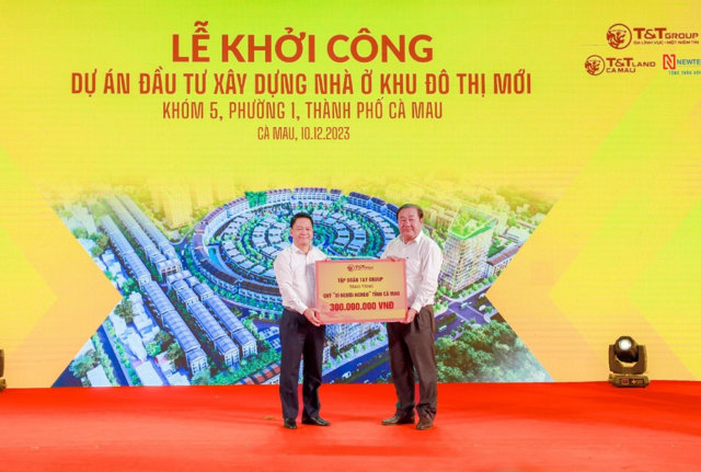 &Ocirc;ng Nguyễn Ngọc Nghị, Th&agrave;nh vi&ecirc;n HĐQT, Ph&oacute; Tổng Gi&aacute;m đốc Tập đo&agrave;n T&amp;T Group (b&ecirc;n tr&aacute;i) trao biển ủng hộ Quỹ V&igrave; người ngh&egrave;o tỉnh C&agrave; Mau 300 triệu đồng cho &ocirc;ng Trần Văn Hiện, Chủ tịch Uỷ ban MTTQ Việt Nam tỉnh C&agrave; Mau (b&ecirc;n phải). &nbsp;