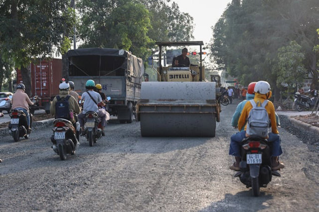 Dự &aacute;n thi c&ocirc;ng chậm tiến độ g&acirc;y ảnh hưởng đến an to&agrave;n giao th&ocirc;ng khu vực n&agrave;y.