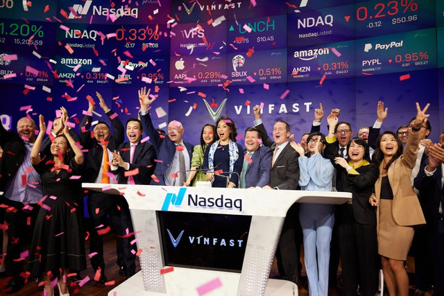 Đại diện VinFast tại lễ rung chu&ocirc;ng v&agrave; ch&iacute;nh thức ra mắt tr&ecirc;n Nasdaq Global Select Market. &nbsp;