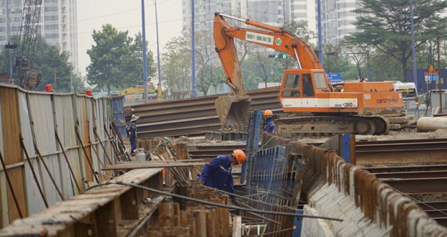 Tr&ecirc;n c&ocirc;ng trường, mỗi ng&agrave;y nh&agrave; thầu chia l&agrave;m 3 ca thực hiện xuy&ecirc;n sốt. Mỗi ca l&agrave;m việc c&oacute; hơn 30 c&ocirc;ng nh&acirc;n, kỹ sư v&agrave; c&aacute;c c&aacute;n bộ nh&agrave; thầu