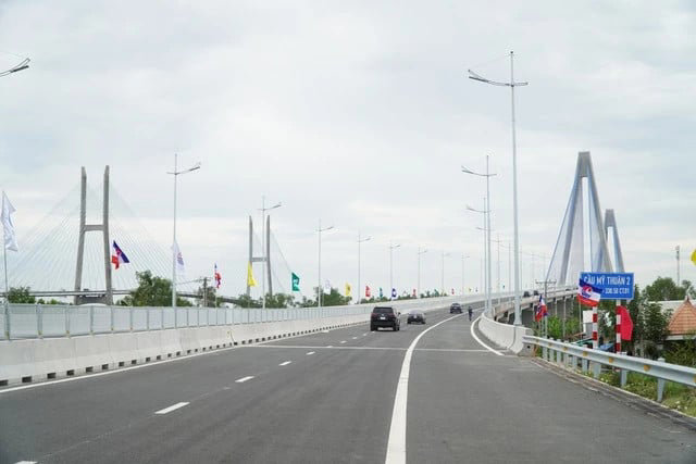 Cây cầu hơn 5.000 tỷ đồng đắt nhất tuyến cao tốc Bắc - Nam nối liền hai tỉnh miền Tây, là cầu dây văng đầu tiên hoàn toàn do người Việt xây dựng - Ảnh 1