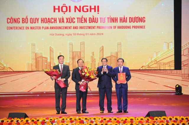 Thủ tướng Phạm Minh Ch&iacute;nh trao quyết định ph&ecirc; duyệt quy hoạch tỉnh Hải Dương thời kỳ 2021-2030, tầm nh&igrave;n đến năm 2050 cho l&atilde;nh đạo tỉnh Hải Dương.