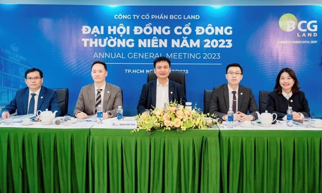 &Ocirc;ng Nguyễn Hồ Nam (giữa) tại đại hội đồng cổ đ&ocirc;ng thường ni&ecirc;n năm 2023 của BCG Land (Ảnh: BCG Land).