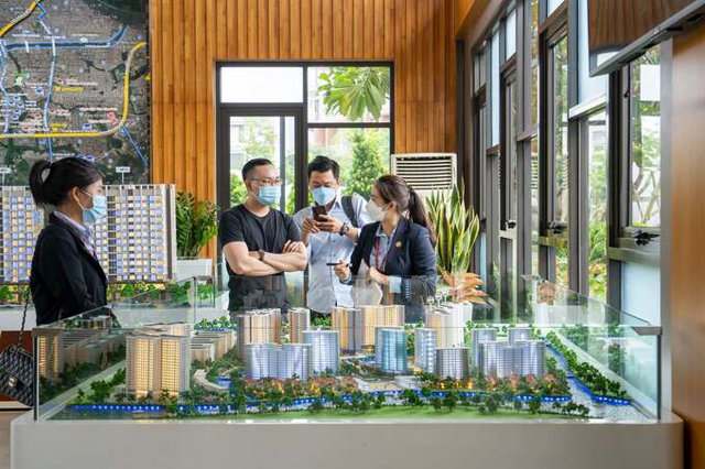 Mặc thị trường 2023 im lìm vắng lặng, các 'ông lớn' bất động sản nỗ lực thoát lỗ - Ảnh 1