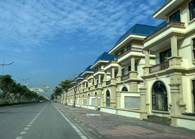 Những căn biệt thự nằm tr&ecirc;n đường Bao Biển rộng 6 l&agrave;n xe nhưng chưa c&oacute; nh&agrave; n&agrave;o đến ở&nbsp;