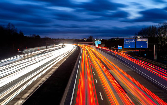 Cao tốc Autobahn ở Đức kh&ocirc;ng c&oacute; trạm thu ph&iacute; v&agrave; một số đoạn kh&ocirc;ng giới hạn tốc độ