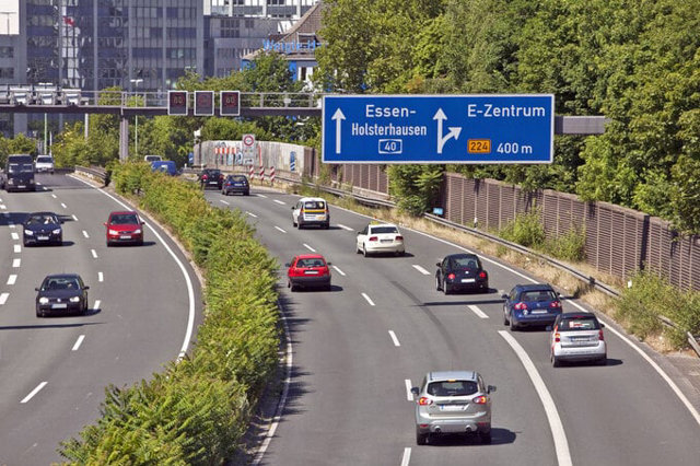 C&oacute; giới hạn tốc độ 130km/h tr&ecirc;n khoảng 30% mạng lưới Autobahn v&agrave; đ&oacute; thường l&agrave; ở những nơi đ&ocirc;ng đ&uacute;c nhất