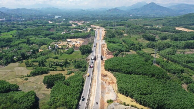 Cao tốc Cam Lộ - La Sơn từ tr&ecirc;n cao