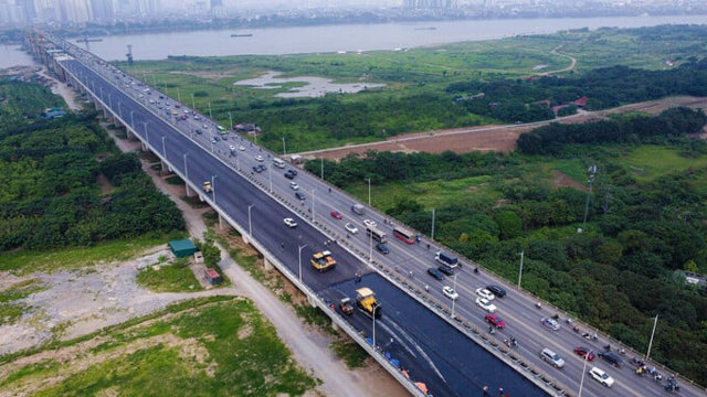 Cầu Vĩnh Tuy d&agrave;i 3,7km, rộng 19m, tổng mức đầu tư gần 5.500 tỷ đồng được kh&aacute;nh th&agrave;nh năm 2010