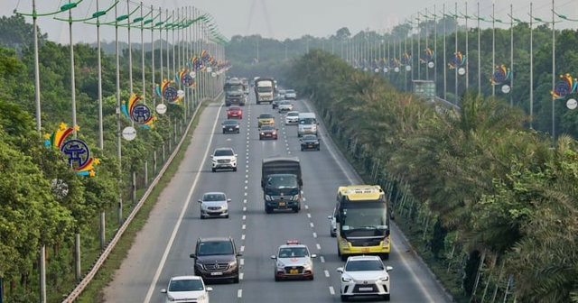 C&ugrave;ng kh&aacute;nh th&agrave;nh với cầu Nhật T&acirc;n, tuyến đường V&otilde; Nguy&ecirc;n Gi&aacute;p d&agrave;i 12km c&oacute; tổng vốn đầu tư hơn 6.700 tỷ đồng. Đường rộng 80-100m, phục vụ 6 l&agrave;n xe với vận tốc tối đa 80km/h, 2 đường gom cho xe m&aacute;y, xe th&ocirc; sơ với vận tốc tối đa 40km/h