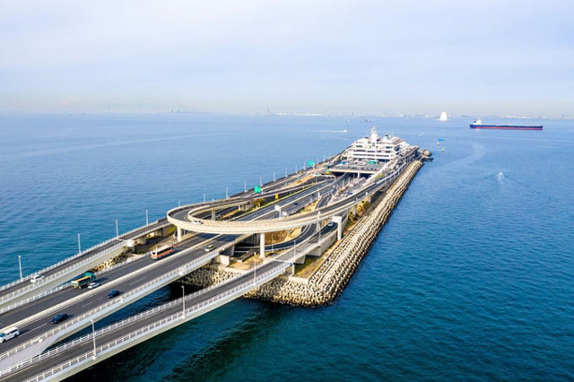 Tokyo Bay Aqua-Line c&oacute; chiều d&agrave;i 14km, bao gồm một c&acirc;y cầu d&agrave;i 4,4km nổi tr&ecirc;n mặt nước v&agrave; một đường hầm d&agrave;i 9,6km ch&igrave;m dưới vịnh Tokyo