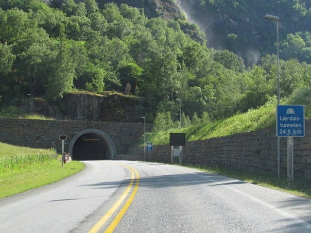Đường hầm d&agrave;i 24,5km đi qua 3 ngọn n&uacute;i
