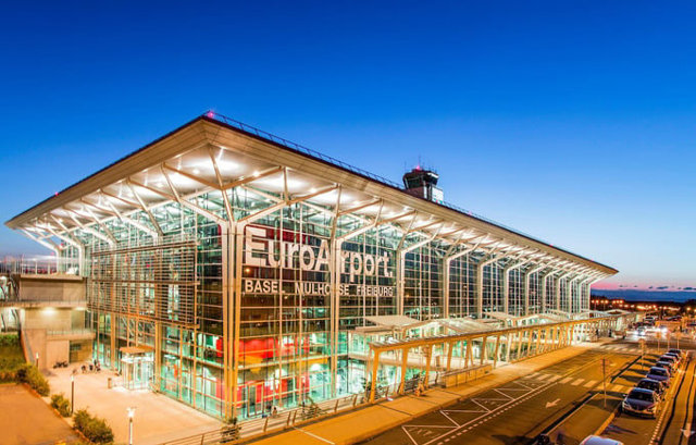 S&acirc;n bay Euroairport Basel-Mulhouse-Freiburg nằm ngay tại địa điểm "giao thoa" bi&ecirc;n giới Ph&aacute;p, Thụy Sĩ v&agrave; Đức
