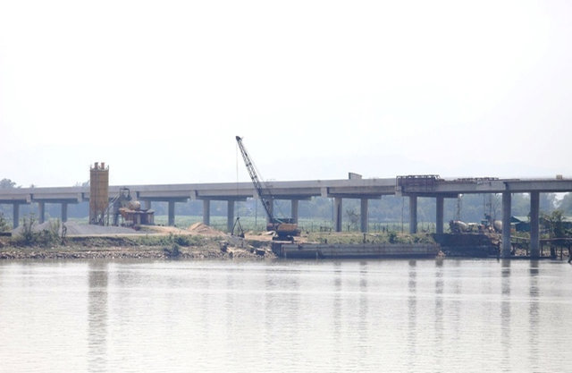 Ngắm hình dáng cầu vượt sông dài nhất cao tốc Bắc - Nam nối Nghệ An với Hà Tĩnh - Ảnh 7