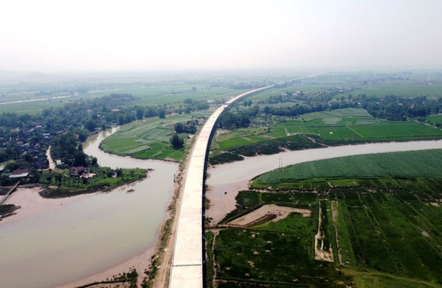 Ngắm hình dáng cầu vượt sông dài nhất cao tốc Bắc - Nam nối Nghệ An với Hà Tĩnh - Ảnh 1
