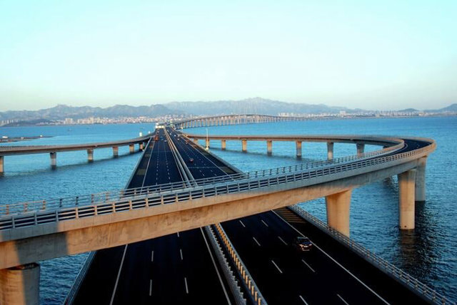 Cầu vịnh Giao Ch&acirc;u được x&acirc;y dựng với 5.200 trụ đỡ v&agrave; sử dụng 450.000 tấn th&eacute;p