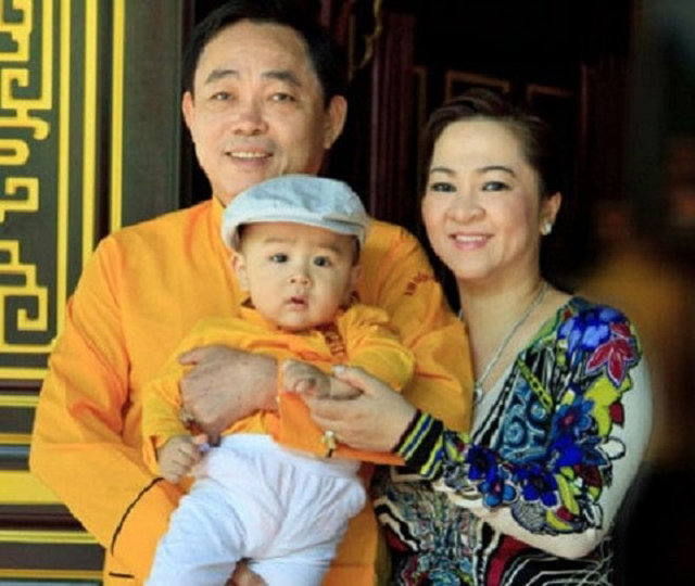 Vợ chồng đại gia Huỳnh Uy Dũng v&agrave; con trai